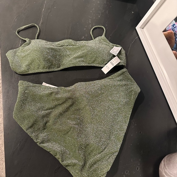 JCREW SCOOPNECK BIKINI TOP IN SPARKLE Size XXL
Color DARK SEAWEED SILVER SPARKLE - Picture 6 of 6